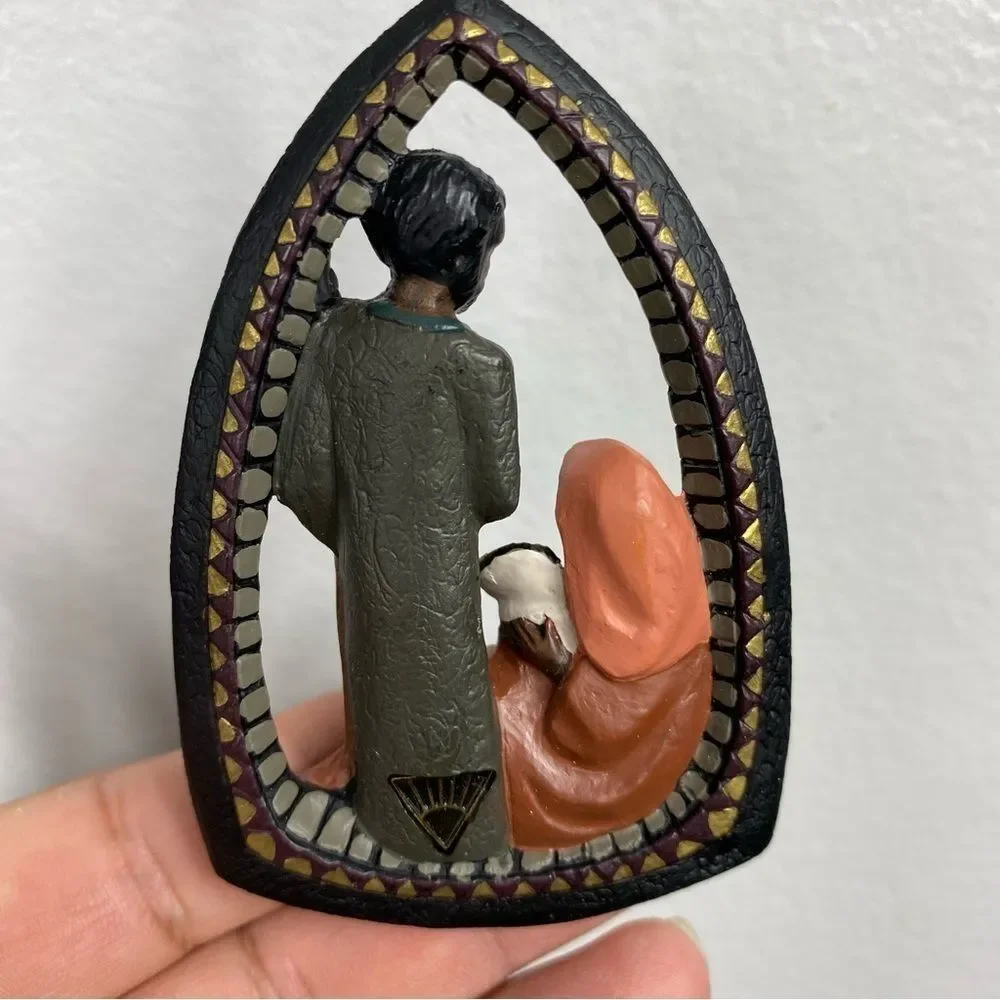Mahogany Miracle Holy Family hanging ornament circa 2000 - Picture 2 of 4